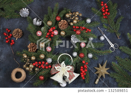 Christmas wreath, photo-making step by step, easy way to make home decoration, step four. Preparing for the holiday, New Year's atmosphere Christmas wreath, photo-making step by step, easy way to make home decoration, step four. Preparing for the holiday, New Year's atmosphere 132589851
