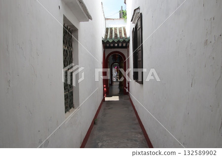 Alley scenery in Hoi An, Vietnam Alley scenery in Hoi An, Vietnam 132589902