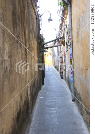 Alley scenery in Hoi An, Vietnam 132589908