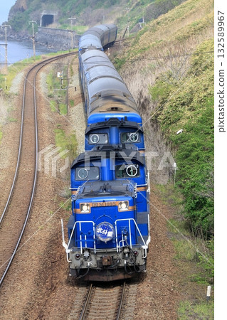 北斗星臥舖特快列車正沿著室蘭本線下行。 132589967