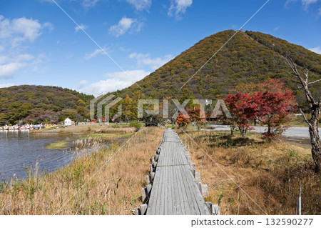 群馬縣晴秋的榛名湖畔 群馬縣晴秋的榛名湖畔 132590277