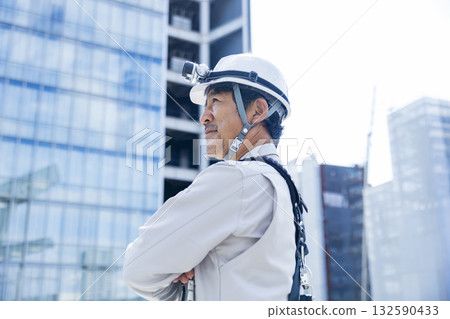 Worker wearing a full harness 132590433