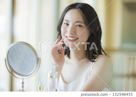 一個女人在客廳照鏡子 一個女人在客廳照鏡子 132590455