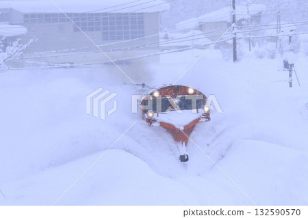 一輛DE15型柴油機車牽引的除雪列車正在嚴寒的索亞幹線上作業。照片拍攝於2016年1月10日。 132590570
