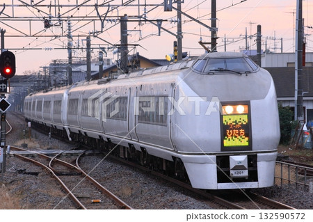 651 series Super Hitachi express train speeding along the Joban Line in the evening_Photo taken on 2010/12/2 132590572