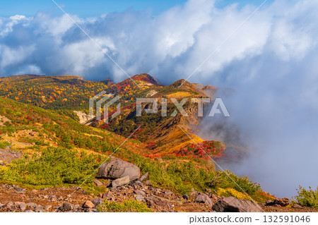 Rakudayama floating in a sea of clouds from the Issaikyozan hiking trail 132591046