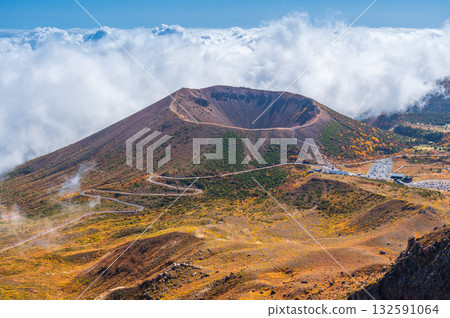 Autumnal color of Azuma Kofuji from the Issaikyo mountain trail Autumnal color of Azuma Kofuji from the Issaikyo mountain trail 132591064