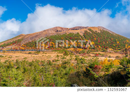 Autumnal color of Azuma Kofuji from the Issaikyo mountain trail Autumnal color of Azuma Kofuji from the Issaikyo mountain trail 132591067