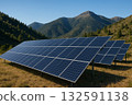 安裝在山上的太陽能電池板 132591138