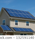 房屋上安裝的太陽能板 132591140