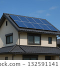 房屋上安裝的太陽能板 132591141