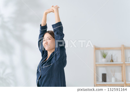 一個早上醒來伸懶腰的女人 132591164