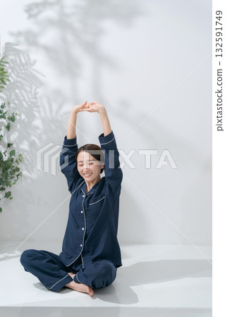 一個穿著睡衣的女人伸懶腰 132591749