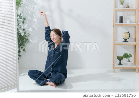 一個穿著睡衣的女人伸懶腰 一個穿著睡衣的女人伸懶腰 132591750