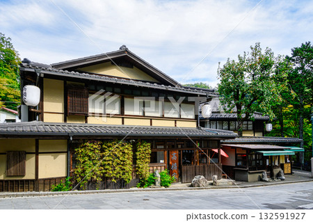 高尾山清滝站前,柿子樹貫穿屋頂的蕎麥麵店(高橋屋) 高尾山清滝站前,柿子樹貫穿屋頂的蕎麥麵店(高橋屋) 132591927