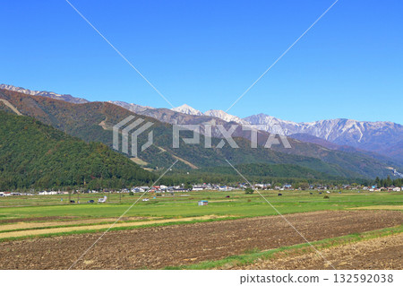 從白馬山腳下眺望秋日的白馬三山。 132592038