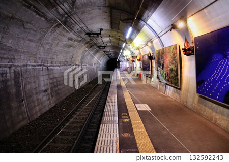 You can see the railway bridge crossing the dam lake... A station inside the tunnel [Yunishigawa Onsen Station, Yagan Railway] 132592243