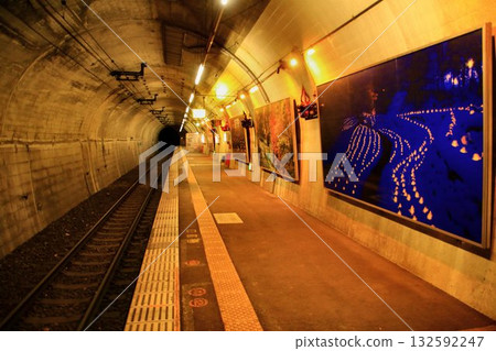 你可以看到橫跨水壩湖的鐵路橋…隧道內的車站[湯西川溫泉站，彌岩鐵道] 132592247