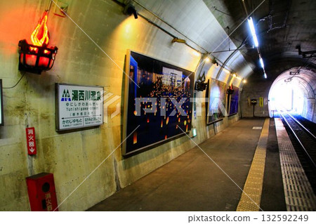 你可以看到橫跨水壩湖的鐵路橋…隧道內的車站[湯西川溫泉站，彌岩鐵道] 132592249