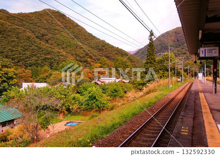 "Autumn in Minamiaizu" A train journey through the beautiful autumn scenery of Minamiaizu... Yagan Railway [Nakamiya Onsen Station] 132592330