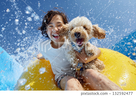 男孩和狗在水滑梯上玩耍 132592477