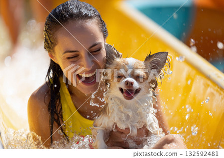 吉娃娃和女孩在水中玩耍 132592481