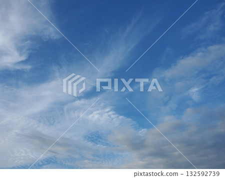  在藍天的白色雲彩 132592739