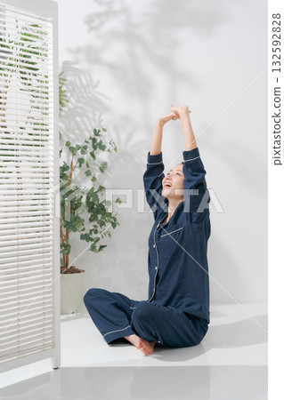 穿著睡衣的女人伸懶腰 132592828