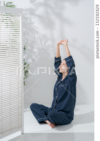 穿著睡衣的女人伸懶腰 132592829