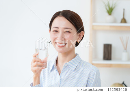 一個女人喝水 一個女人喝水 132593426