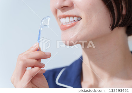 女子使用牙線 132593461