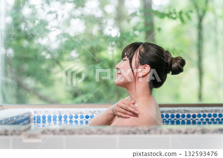 一位女性在溫泉浴場或在溫泉旅館、溫泉旅館或包租浴場泡澡 132593476