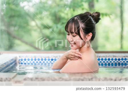 一位女性在溫泉浴場或在溫泉旅館、溫泉旅館或包租浴場泡澡 132593479