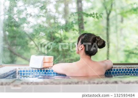 一位女性在溫泉浴場或在溫泉旅館、溫泉旅館或包租浴場泡澡 132593484