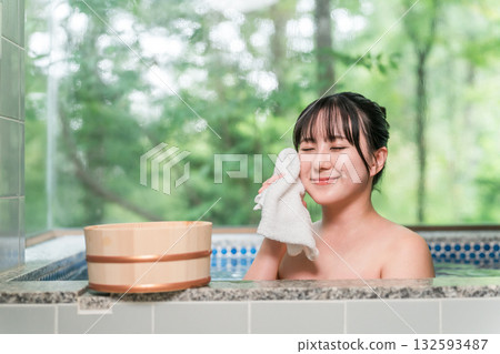 一位女性在溫泉浴場或在溫泉旅館、溫泉旅館或包租浴場泡澡 132593487