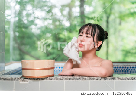 一位女性在溫泉浴場或在溫泉旅館、溫泉旅館或包租浴場泡澡 一位女性在溫泉浴場或在溫泉旅館、溫泉旅館或包租浴場泡澡 132593493