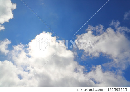 太陽躲在雲層後面,天空湛藍。 太陽躲在雲層後面,天空湛藍。 132593525