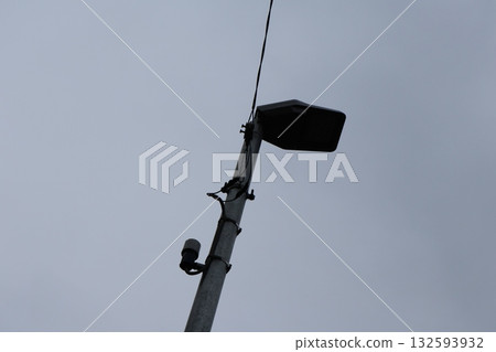 雨後沿著隧道道路悠閒漫步，濕漉漉的電線桿也隨之晃動。 132593932