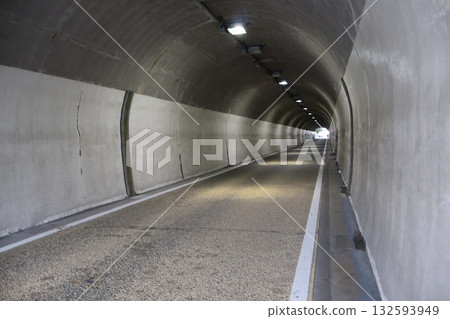 沿著公路漫步,沐浴在夏日強烈的陽光下,周圍是高聳的電線桿,隧道則隱沒在陰影中。 沿著公路漫步,沐浴在夏日強烈的陽光下,周圍是高聳的電線桿,隧道則隱沒在陰影中。 132593949