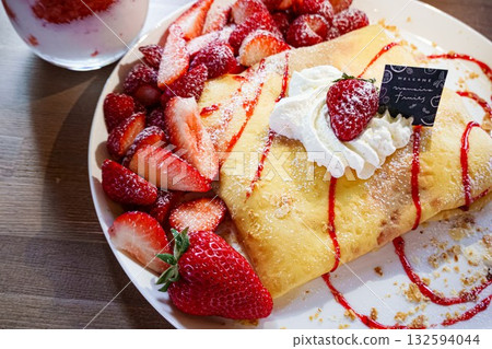 A photo of a crepe plate filled with strawberries 132594044