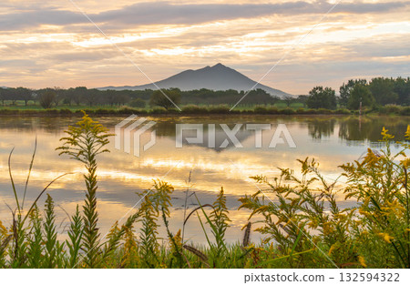 Mount Tsukuba at sunrise reflected on the surface of the flood control pond on Hahakojima Island, Ibaraki Prefecture 132594322