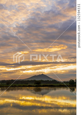 Mount Tsukuba at sunrise reflected on the surface of the flood control pond on Hahakojima Island, Ibaraki Prefecture Mount Tsukuba at sunrise reflected on the surface of the flood control pond on Hahakojima Island, Ibaraki Prefecture 132594331