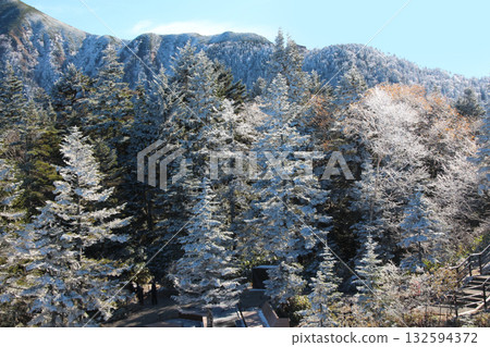北阿爾卑斯山的秋葉、白雪皚皚的山峰和覆蓋著霜花的樹木 北阿爾卑斯山的秋葉、白雪皚皚的山峰和覆蓋著霜花的樹木 132594372