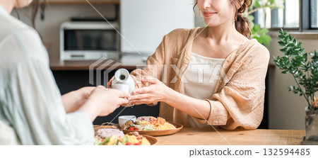 一位年輕的亞洲女士在端上清酒、冷清酒和熱清酒 132594485