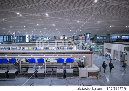 [Japan] Haneda Airport's departure floor with check-in counters 132594719