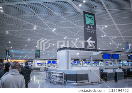 [Japan] Haneda Airport's departure floor with check-in counters 132594732