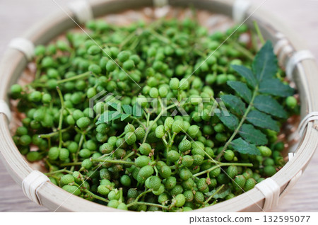 Refreshing green Japanese pepper berries 132595077