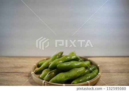 鮮綠色的蠶豆 鮮綠色的蠶豆 132595080