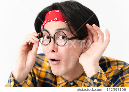 穿著格子衣服的年輕人 穿著格子衣服的年輕人 132595106