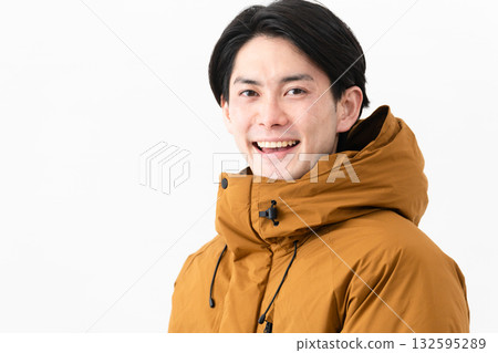 穿羽絨外套的年輕人 132595289